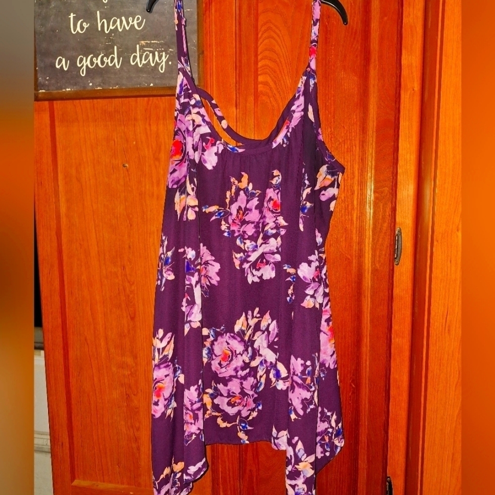 Torrid Floral Purple Women's Spaghetti Strap Shark Bite Top In A Size "0". Large